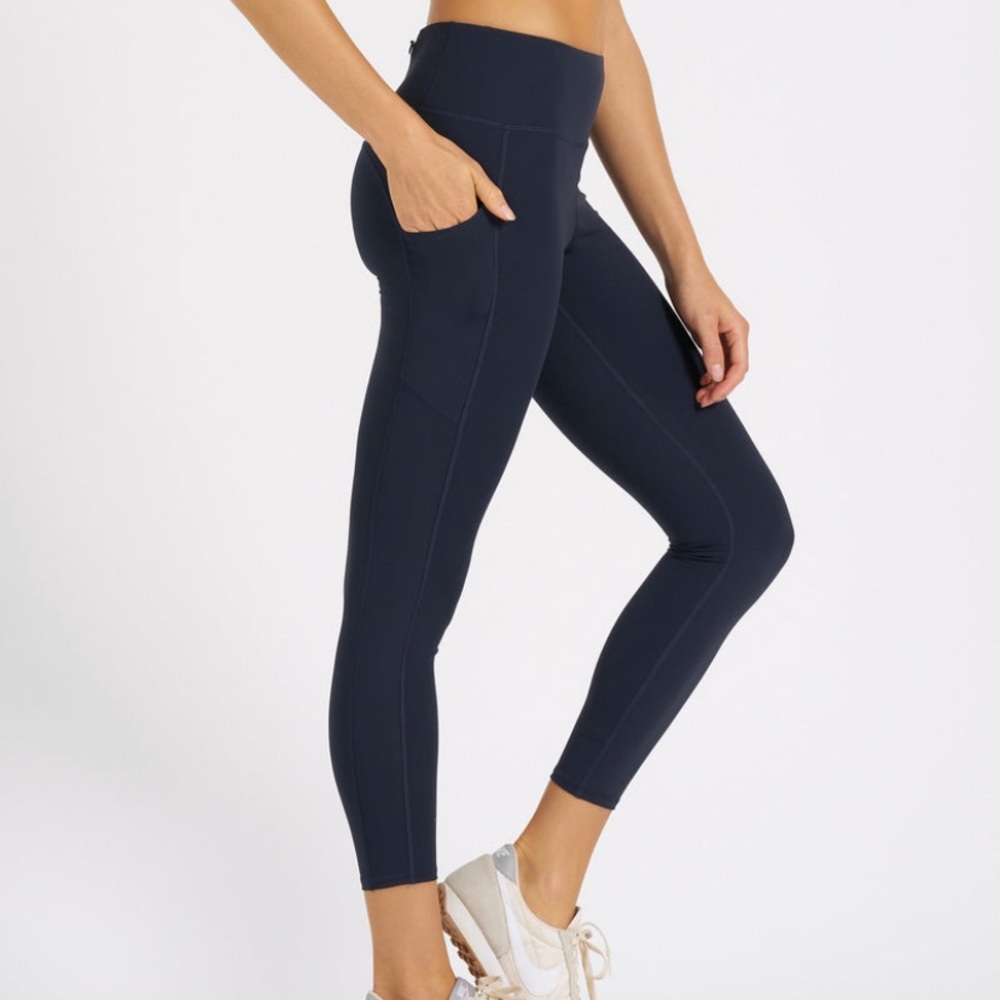 Vuori Stride Legging Performance Legging in ink size medium